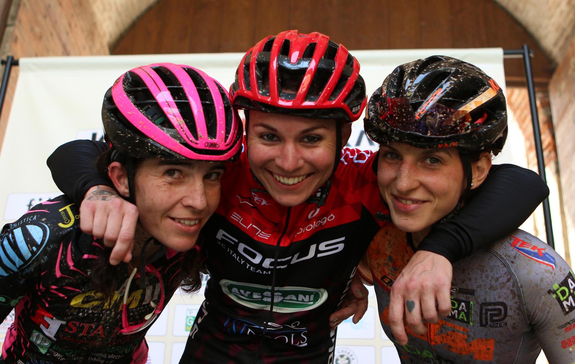  Da sinistra a destra: Simona Mazzucotelli, Mara Fumagalli, Gaia Ravaioli.